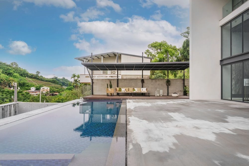 四代聚場落成後,陸續入選多項年度建築設計獎項,包括:Architizer A+Awards、iF DESIGN AWARD,也獲得外媒《ArchDaily》的肯定。不僅受到設計界高度關注,也成為台灣住宅設計中,少見能兼具「多代同堂」與「美學精神」的實踐案例。