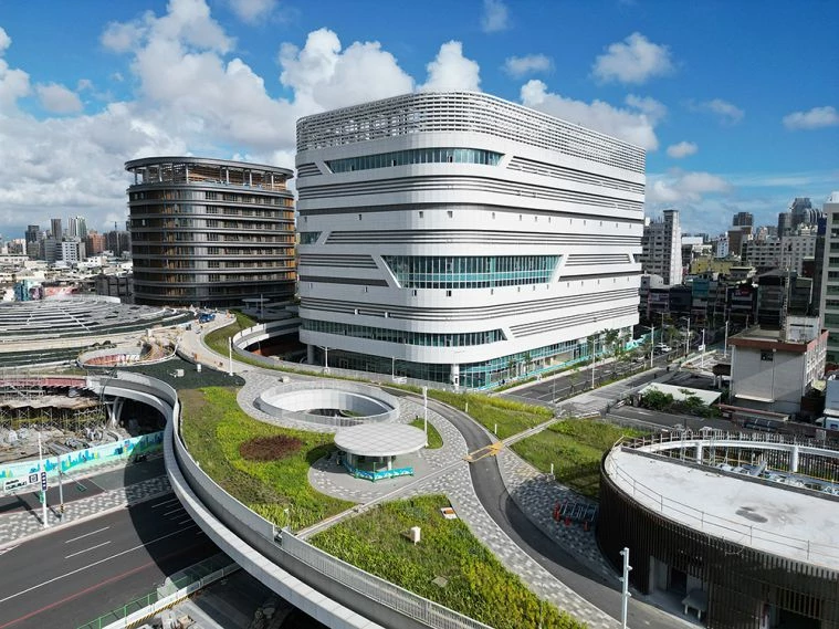 耗時 15 年、由荷蘭建築團隊 Mecanoo(麥肯諾建築事務所)操刀設計的「高雄新車站」,已成為高雄最新重量級地標之一。新站體作為重要交通樞紐,設有指標性天棚圓頂、空中花園與人行步道,並整合商辦大樓機能。開放招租面積約 1.62 萬坪,可引入百貨與購物中心,目前由環球購物中心取得最優申請資格,未來將增添全新的購物與休憩空間。