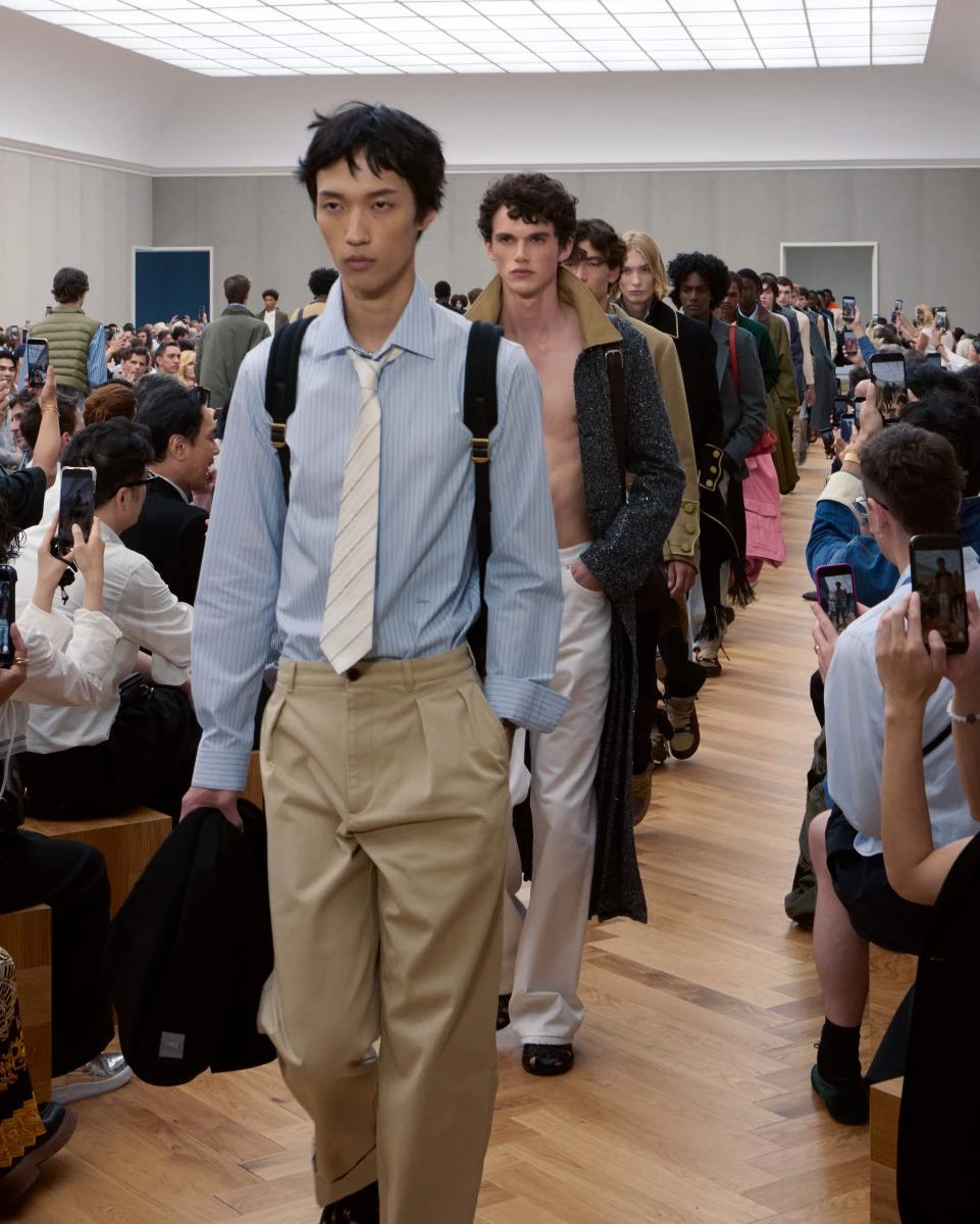此次男裝處女秀展現 Jonathan Anderson 高度的歷史敏感度與創意掌握,巧妙融合實穿性與藝術性。他亦從 Hedi Slimane 時期汲取靈感,納入貼身剪裁的褲裝設計,展現對品牌傳承的尊重。延續品牌歷史,同時注入個人的美學,讓他的首作迎來高度評價。