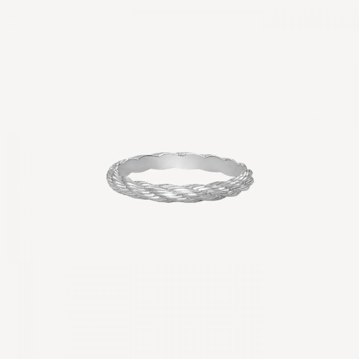 Force 10 系列源自航海世界的繩索與扣環語彙,而這款950鉑金結婚戒指則將標誌性元素簡化至極,只保留結構感與比例本身的力量。2.6毫米戒寬線條中性俐落,不論男女佩戴都自然合宜,也讓它跳脫「只能是婚戒」的框架,成為可長時間佩戴的風格配件。這是一枚不以鑽石訴諸情感的婚戒,而是透過線條與材質傳達穩定與力量,特別適合偏好運動感、極簡風,或無性別風格的新人選擇。