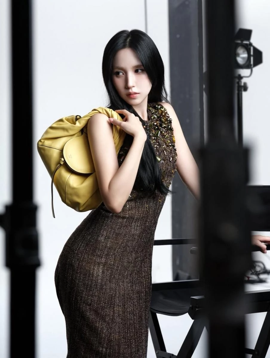 Twice 成員 Mina 身背的這款包,是源自於 2007 年 Fendi 所推出的「Spy」,在本季品牌設計師以更為柔和的線條重譯,其可愛的外型,準備跟 Peekaboo 對戰誰才是 Fendi 的秒殺冠軍。