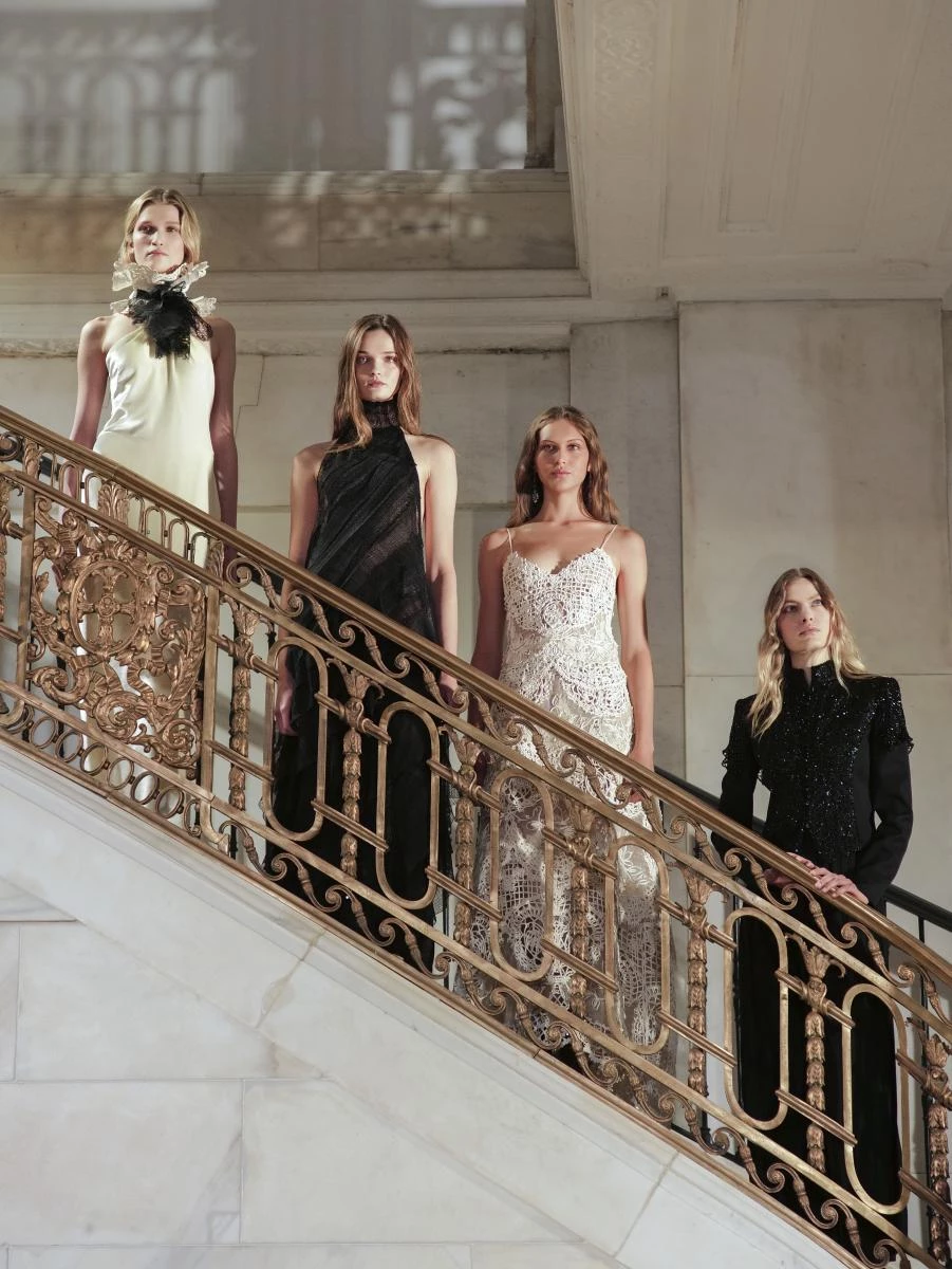 過去 10 年間,Ralph Lauren 曾為了擴大市場,推出大量中低價產品與副線,導致主品牌形象模糊、被稀釋。這幾年,品牌嘗試回歸品牌核心,聚焦:永恆、優雅、美式生活方式,強化高端形象,回歸經典的產品線,同時精緻化核心商品,突顯品牌的歷史與工藝。