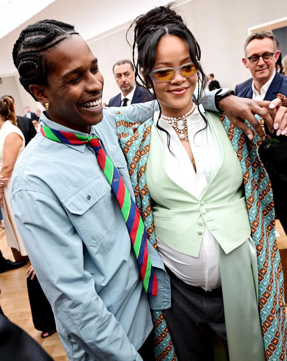 Dior到場的女嘉賓,據悉以換上 Jonathan Anderson 所重塑的服裝,Rihanna改良式男裝登場。