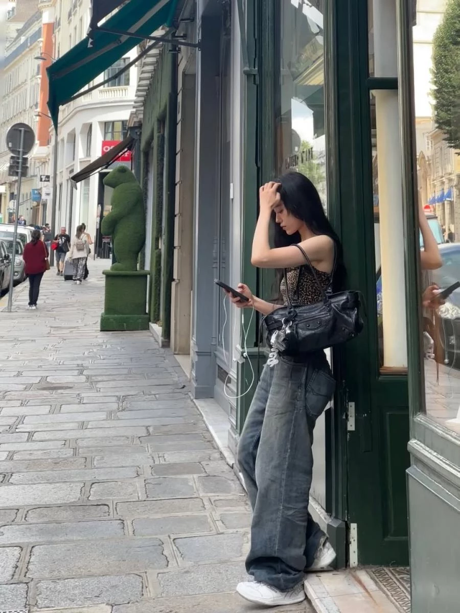 盧允瑞近期無疑是 Balenciaga 的乾女兒!在近日的穿搭中,搭換上品牌代表性的新款機車包,其重塑的摩登線條,讓盧允瑞展現出甜美與個性兼具的模樣。