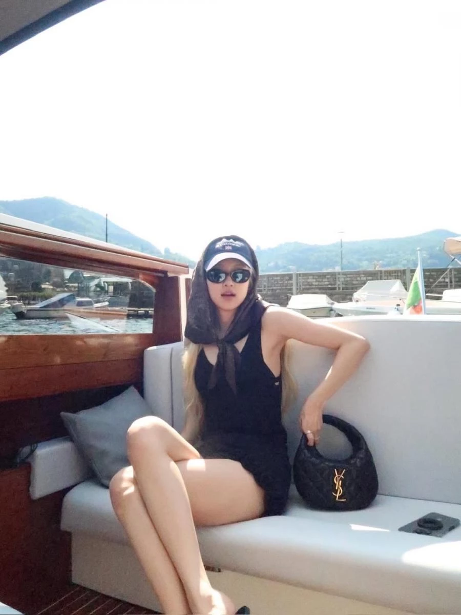 Rosé 近期曬出的這款「Icarino」無疑是當今 Ssint Lauret 最炙手可熱的包款!其尺寸介於中型許小型包之間,兼具造型與實用性,絕對是本季的IT Bag。