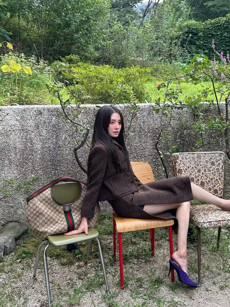 在《魷魚遊戲》中表現亮眼的朴圭瑛,日前於一次工作中背上Gucci「Giglio」大包,展現鬆弛、隨性的樣貌,而其包款好保養及耐裝的特性,更成為近日品牌中最受歡迎的通勤包。