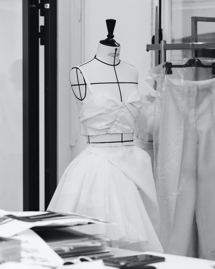 Jisoo 的訂製服由Dior工匠好時100小時製作。