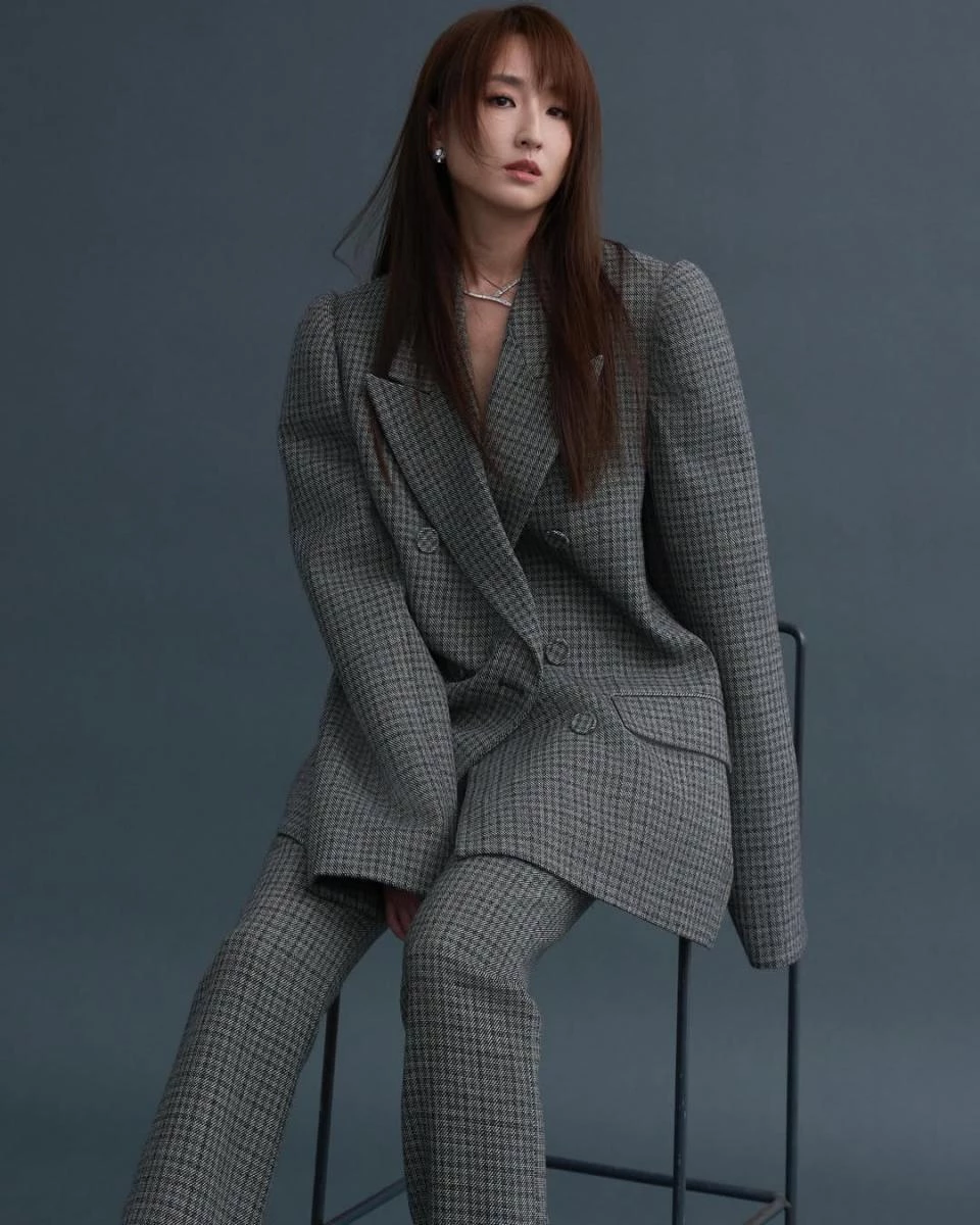 金鐘60戲劇類頒獎典禮上，柯佳嬿的第二套造型是來自 Acne Studios 的灰底格紋西服套裝，配上 Bvlgari 寶格麗珠寶，摩登又率性。