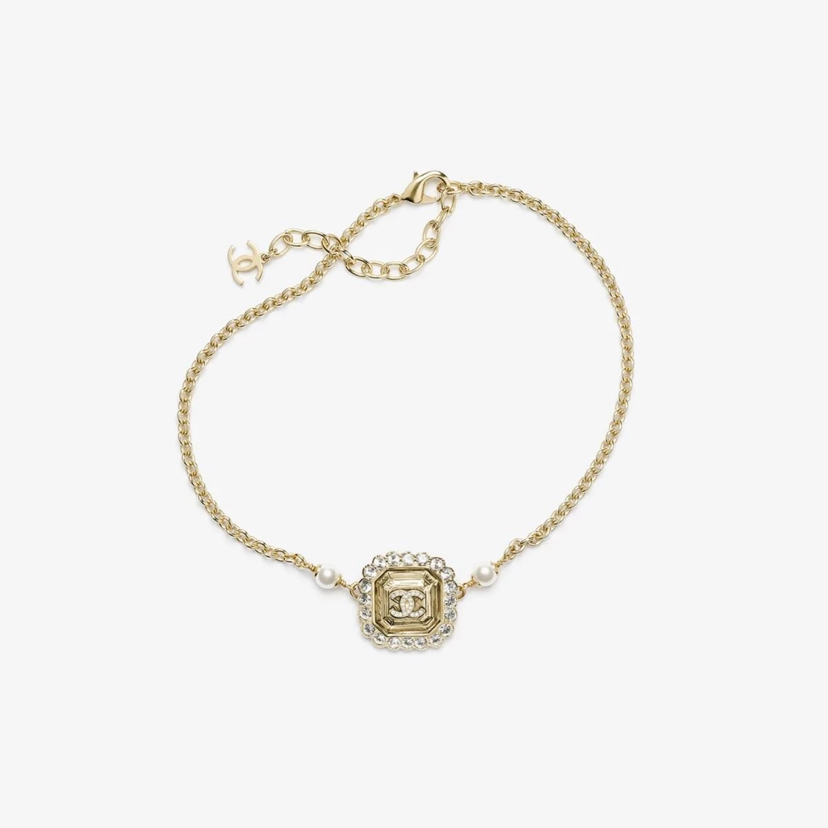 以金屬、琉璃珠與水鑽交織而成的 Chanel 2025/26 秋冬系列頸鍊，是浪漫與力量的完美平衡。金屬與珍珠白、晶瑩水晶在光影間閃爍，呼應品牌經典的斜紋軟呢與巴黎夜色。設計師以夢幻的分量感打造堆疊效果，讓一條項鍊就能成為造型中心。無論搭白襯衫或深色針織衫，都能展現輕熟自信，一抹低調的閃耀，足以定義整體風格。