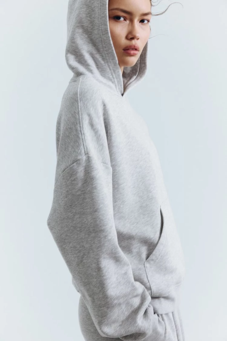 現代意義上的帽T(hooded sweatshirt)則誕生於1930年代,由美國運動服品牌 Champion的前身Knickerbocker Knitting Company,為工人與運動員在厚棉運動衫上加縫兜帽而製作,提升保暖與實用性。