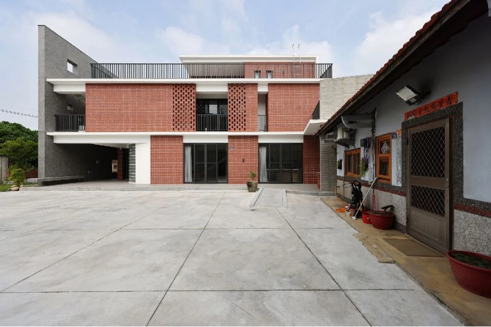 在丰一建築與陳昱忻建築師事務所的操刀下,億鄉以「埕」為設計發想,透過傳統三合院的型式,與既有的老厝建築圍繞。
