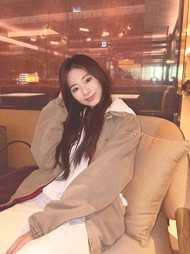 Twice周子瑜最近發出一系列出遊香港的私服穿搭,以帽 T+工裝外套打造秋冬最不費力、卻很耐看的實穿組合。
