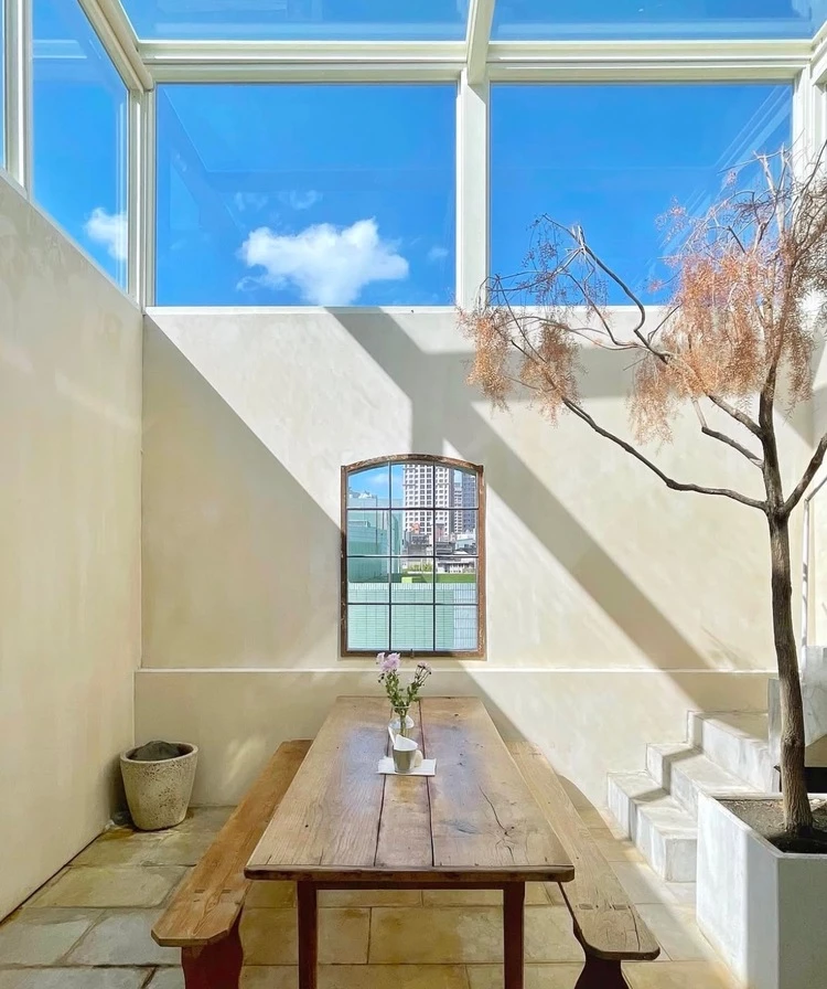 由服飾品牌 COVER 延伸出的咖啡廳「Cover Cafe」,因為絕美的韓系裝潢,可以說總是不分平假日的受歡迎。