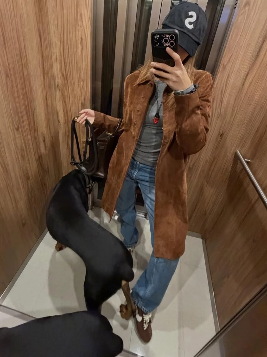 再一次私下的穿搭中,Lisa 巧妙運用一件棕色長大衣做搭配,內裡則以低飽和度的灰上衣及牛仔褲做點綴,細節上她挑選同樣色系的 Nike 球鞋做呼應,運用美拉德色系為重點,完成了一套既日常又時髦的搭配。