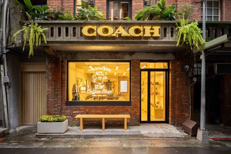 在全球時尚產業景氣分化、精品市場競爭加劇之際,Coach(蔻馳)母公司 Tapestry(泰佩思琦)交出亮眼財報成績單,營收大漲 14%,大中華區更飆升 34%,成為市場關注焦點。究竟,Coach 做對了什麼?