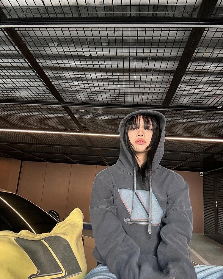 這套Lisa的帽 T 穿搭,展現的是偏向街頭與個性取向的風格路線。選擇做舊感印花深灰色帽 T,寬鬆版型自然營造出率性輪廓,也呼應整體低調、不刻意的氛圍。