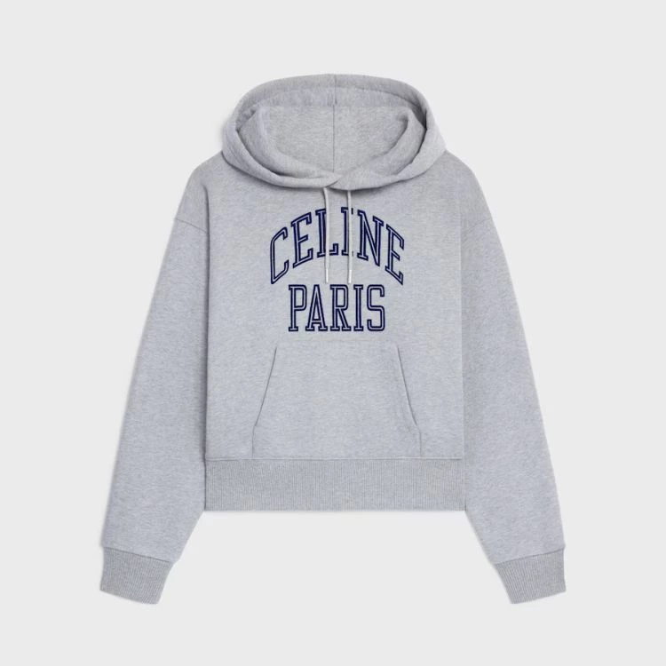 維持Celine一貫以極簡線條為核心,帽T乾淨俐落的輪廓呈現品牌法式冷靜美學。布料選擇偏挺卻不僵硬,穿起來能自然撐出形狀。