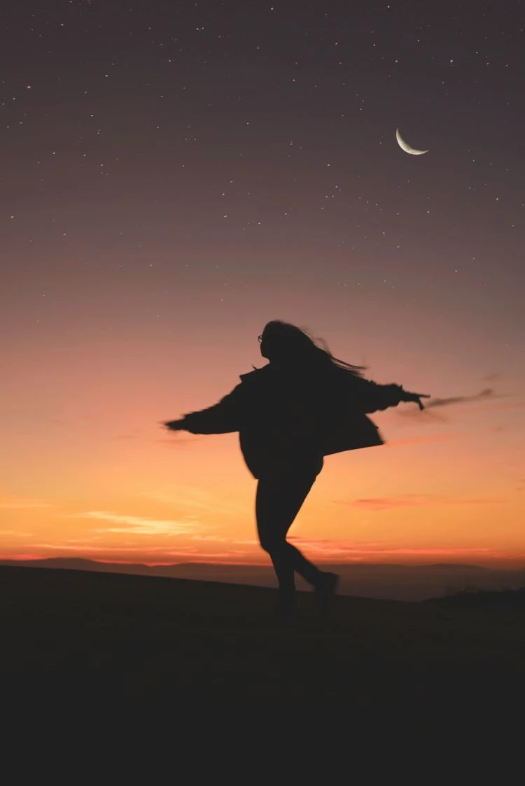 報復性熬夜往往來自白天被過度填滿,讓人覺得「只有深夜才真正屬於自己」。