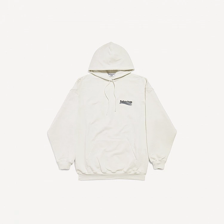 Balenciaga帽T一直以來深受Z世代喜愛,以純白色調呈現極簡視覺,小巧標誌置於胸前,刻意降低存在感,反而更顯態度。