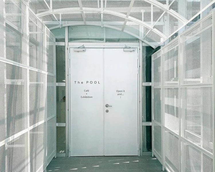 鄰近新竹市立動物園旁的「春室 Glass Studio + The POOL」將咖啡廳結合玻璃工藝博物館。