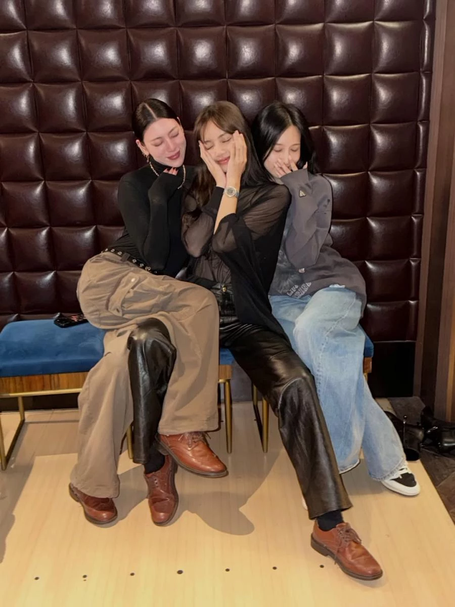 被視為沈穩、內斂的美拉德配色,其實也可以換一個思維穿出女人味。以這套搭配為例,Lisa 上身的透紗服裝,讓膚色襯托出暖身色的樣貌,而下身手工揉製的皮革褲款,及焦糖色老爺爺皮鞋,用美拉德色系與透膚色呼應,穿出迷人的女人味!
