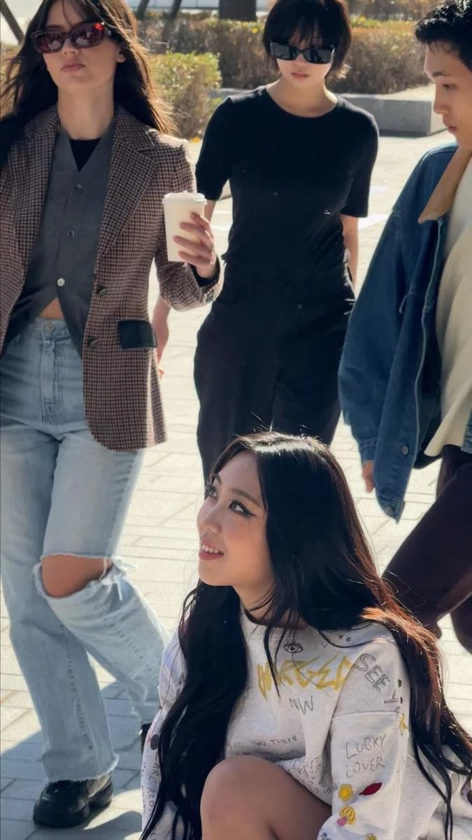 Coach 的營收增速,也反映了奢侈品市場的變化。當各大奢侈品集團,透過漲價與限量,來提高品牌的定位和形塑稀缺性時,那些同樣注重質感與設計的輕奢品牌得以脫穎而出,從另一個輕奢品牌 Ralph Lauren 的營收增長,也能看出佐證性