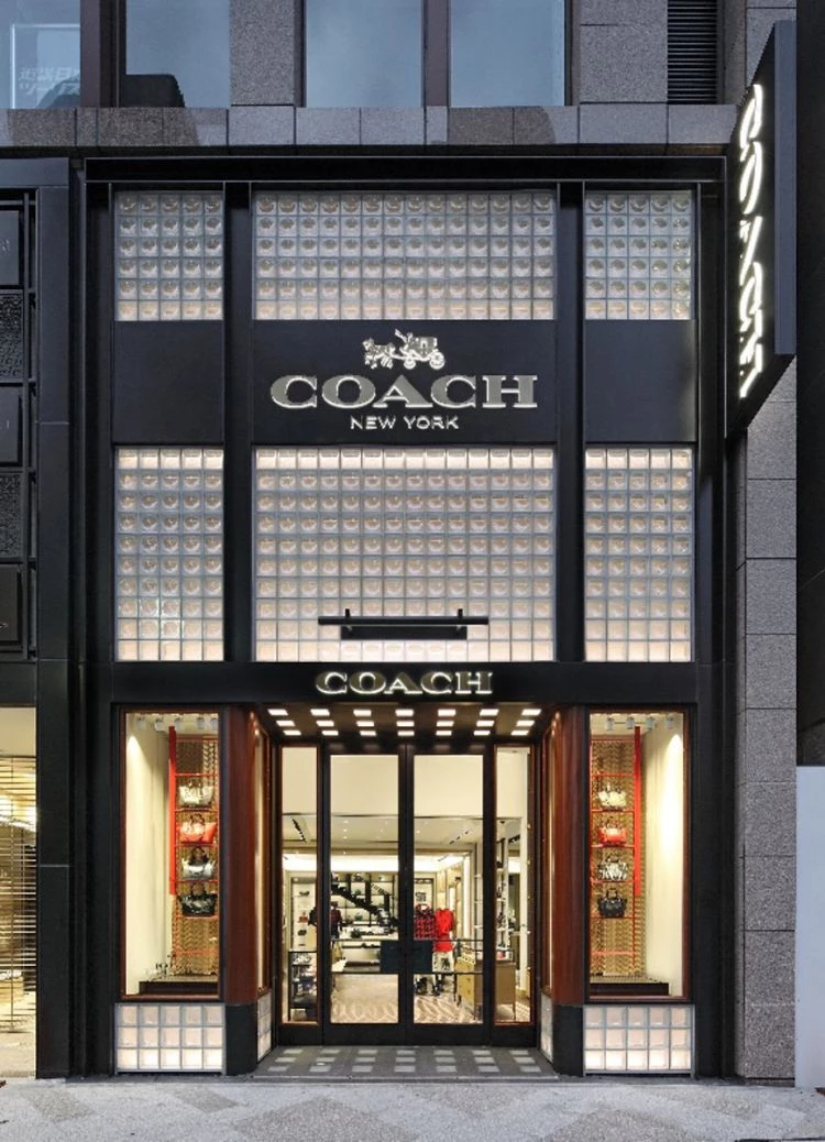 根據 Coach 母公司 Tapestry 公布的第四季財報(截至 2025 年 6 月 28 日止,共計三個月),與去年同期相比,整體營收增長 8%,達到 17 億美元(約新台幣 518 億元),受益於旗下主力品牌 Coach。