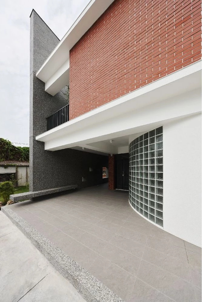 這座建築嘗試顛覆過去我們對傳統建築的既定印象,透過不同材質的拼接,轉譯閩式建築,且平衡地融入於舊建築中,不全然只是設計建築,更多了歷史與文化層面的認識。