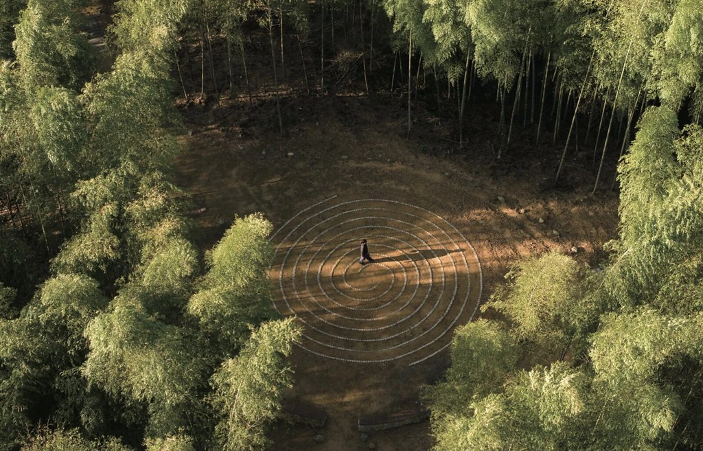 雲林縣古坑鄉的草嶺石壁,迎來全臺首座以多項竹裝置構成的森林療癒園區,命名為「石壁竹創森園區(草嶺石壁森林療癒基地)」。該區域半數以上為孟宗竹林,自然資源豐富。整個園區分為大眾區及寂靜區,除了為一般民眾服務,也以較輕鬆的方式體驗療癒相關內容;而最大的亮點,則是持續注入裝置藝術作品,透過「石壁竹創森計畫」獲得多項國際大獎。