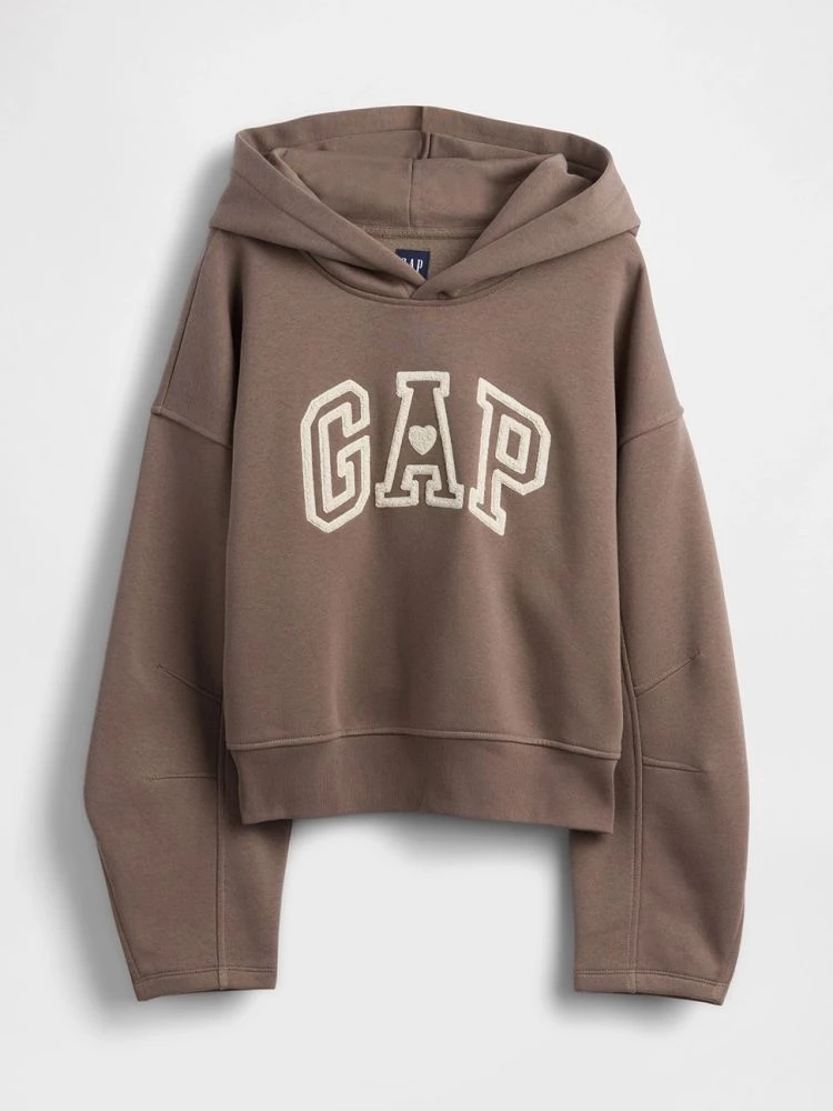 Gap經典帽T以短版比例讓穿搭更有精神,立體Logo字樣成為視覺焦點,中間加入愛心細節,整體風格介於休閒與可愛之間,單穿就有造型感,也很適合搭配高腰褲或短裙。