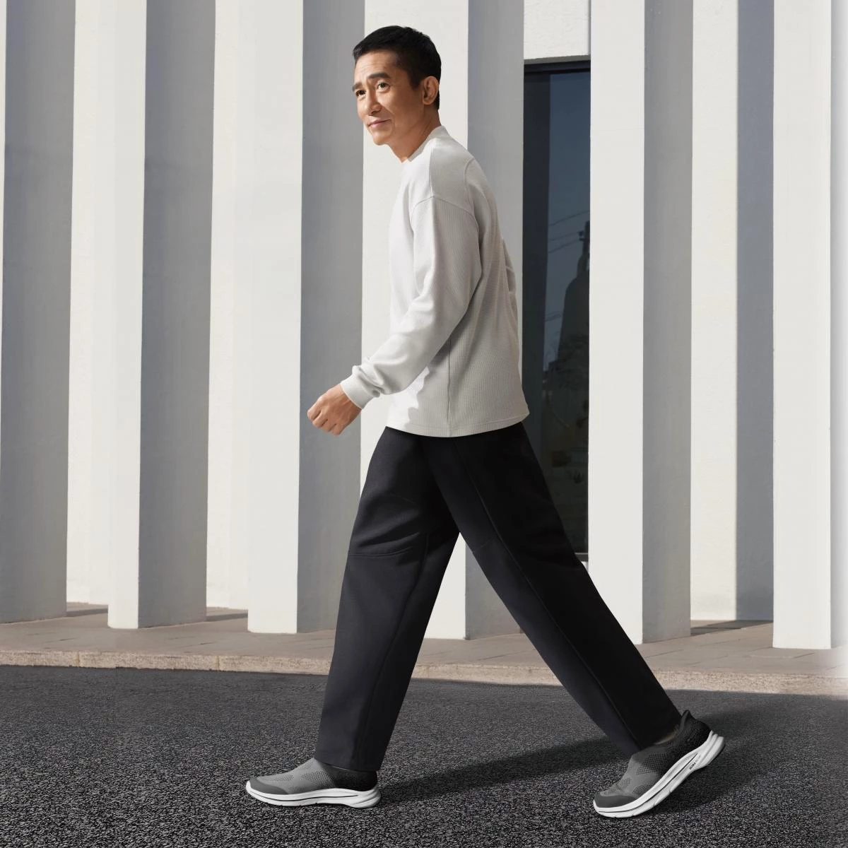Skechers 看中梁朝偉在戲劇領域的深厚成就與影響力，選擇他作為品牌代言人，也是繼朴敘俊、車銀優之後，亞洲少見與品牌合作的重量級人物。