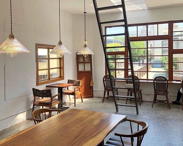 在新竹屹立不搖超過十年的「貳參咖啡」,兩層樓的用餐環境不但寬敞明亮,用餐位子也很多。