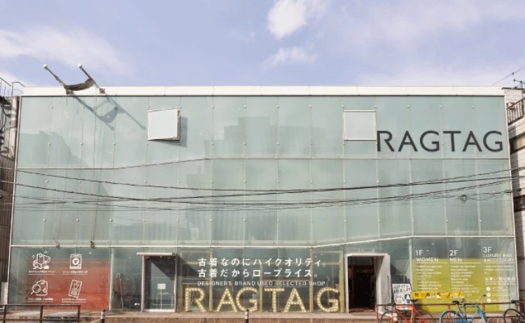 在東京原宿、澀谷、表參道等地開設獨棟旗艦店的Ragtag,長年吸引無數潮流買手與時尚愛好者朝聖,也成為日本設計師品牌釋出過季、展示品的重要平台。