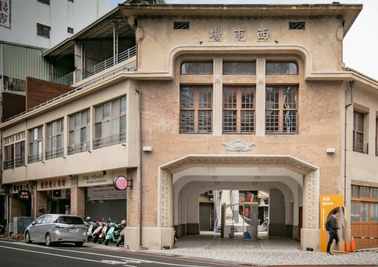 台南人俗稱的大菜市(西菜市場)，過去曾是舊城區裡的重要地標，悠久的歷史寫在老台南的共同記憶裡。