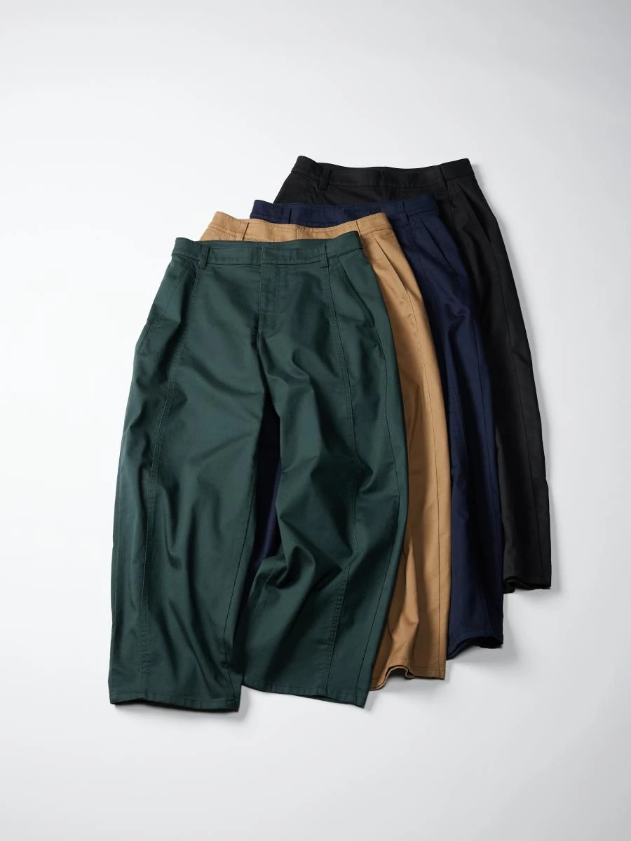繭型褲一向是 Uniqlo 的拿手好菜，在本季品牌以更寬版的方式製作，並搭配上九分的褲長，讓整體帶有一絲男孩感的率性。