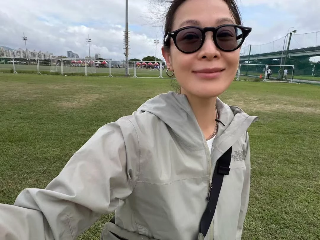 在這套戶外造型中,劉若英以淺灰色機能外套作為主角,輕量、防風的材質讓整體看起來毫不厚重,反而多了一份清爽與行動感。外套的立體剪裁自然撐起輪廓,即便只是簡單內搭白色上衣,也能讓上半身線條顯得俐落有精神。搭配中性墨鏡與斜背包,巧妙替運動風造型加入一點生活感與都會氣息。這樣的穿法不刻意強調年齡或風格標籤,而是用隨時可以出門、隨時可以活動的狀態,呈現出自然又耐看的減齡效果。