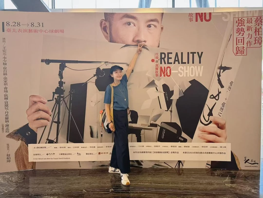 在這套看展造型中,劉若英以極簡的藍色上衣,搭配黑色長褲與同色系棒球帽,構成一組穩定又耐看的深色基底。藍色不若黑色那般嚴肅,反而替整體注入一點清爽氣息,讓造型在沉穩之中保有輕盈感。褲款線條俐落、不貼身,讓身形比例自然拉長,而腳上的 Loewe Ballet Runner 2.0 小白鞋則成為關鍵收尾,瞬間替整體帶來年輕與生活感。這樣的搭配不追求層次堆疊,而是用乾淨配色與舒適鞋款,營造出俐落又耐看的減齡穿搭。