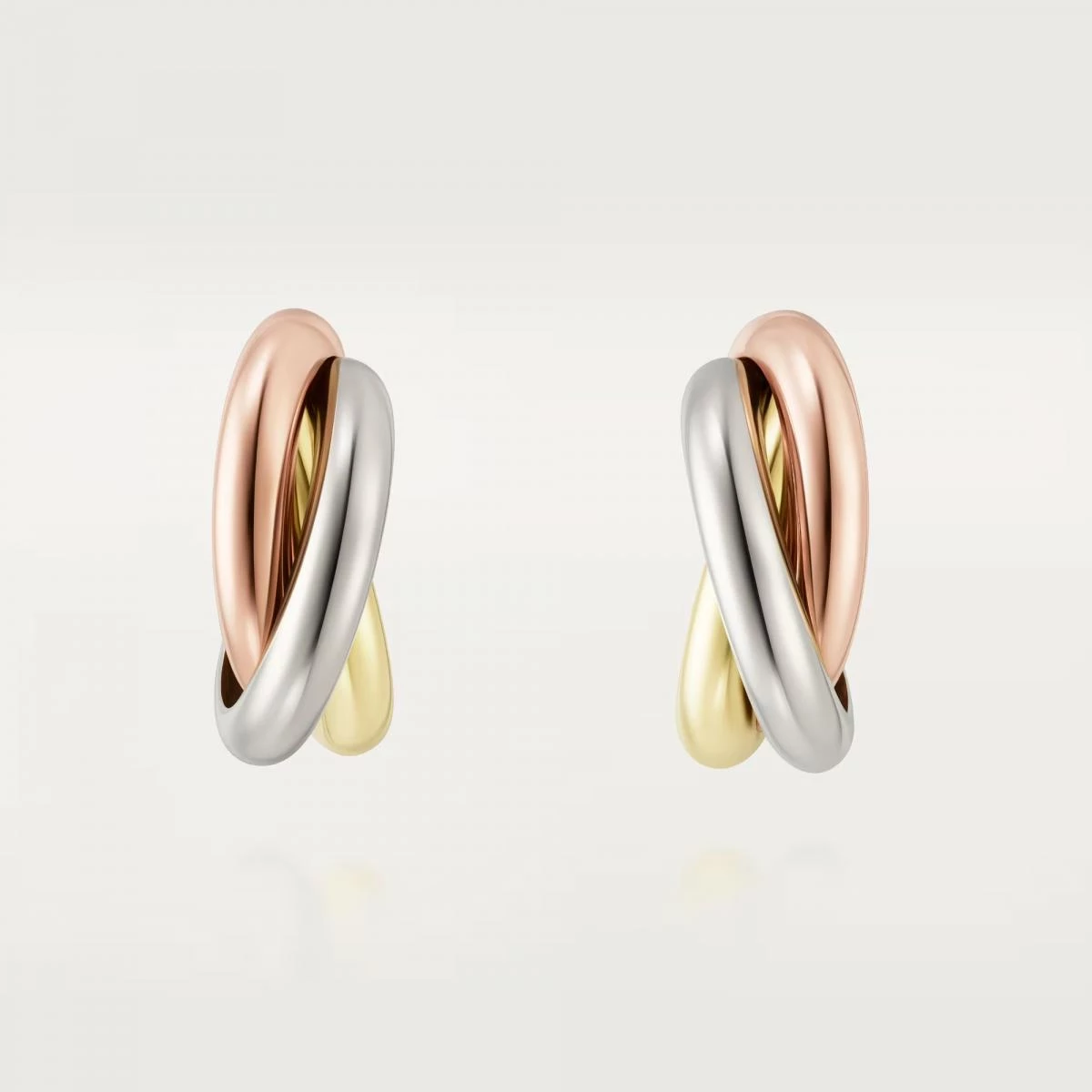 Trinity 系列是 Cartier 最具象徵性的作品之一。白金、黃金與玫瑰金三色交錯,如愛情、友情與忠誠的三重迴旋。簡約卻層次分明,線條間隱約流動著時間的溫度。戴上它的瞬間,就像將人生的三種角色——愛人、朋友與夢想者,同時環抱於耳際。無論搭配正裝或休閒風,都能展現一種不費力的高級質感,正如品牌精神所示——經典從不老去,只會變得更加深刻。