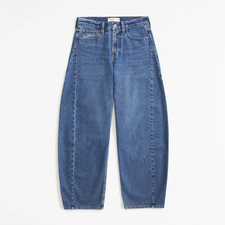 重整品牌定位的Abercrombie & Fitch,在近期亦推出一條在歐美賣翻天的繭型褲,品牌以硬挺的面料製作,並增加其立體的裁片,加上裝飾性的車縫線,展現繭型褲立體的輪廓。
