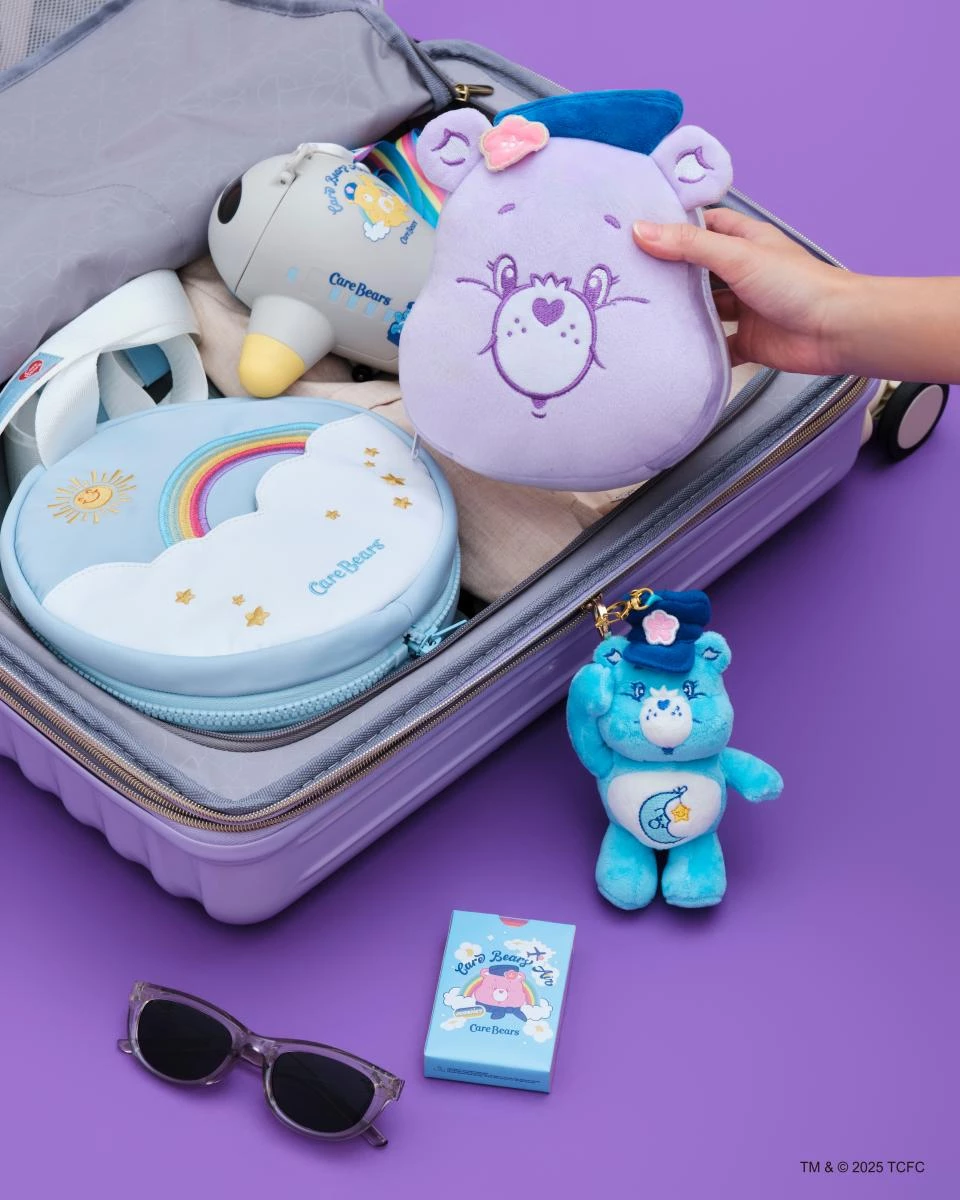 華航從10/1日起,與人氣飲品品牌五桐號、療癒代表 Care Bears™聯手,將三萬英呎高空化作彩虹樂園。