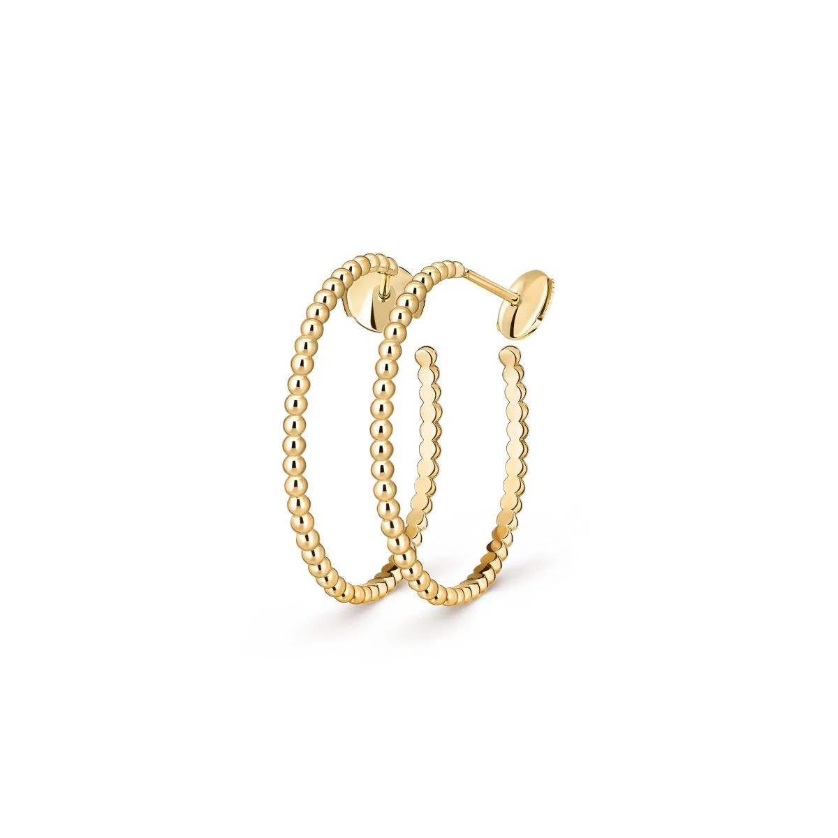 Van Cleef & Arpels 的 Perlée Pearls of Gold 耳環,是將金珠變成詩意的極致演繹。18K黃金珠粒環繞成圈,如晨露凝於耳畔,光影間閃爍著溫柔節奏。設計簡約卻不平凡,每顆圓珠的排列都精準無比,展現品牌對比例與工藝的敏銳掌控。無論單戴或層疊,都能散發出一種含蓄的法式高雅。