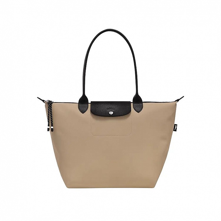 這款Le Pliage托特包以寬敞包身結合運動時尚設計，呈現歷久不衰的經典輪廓。