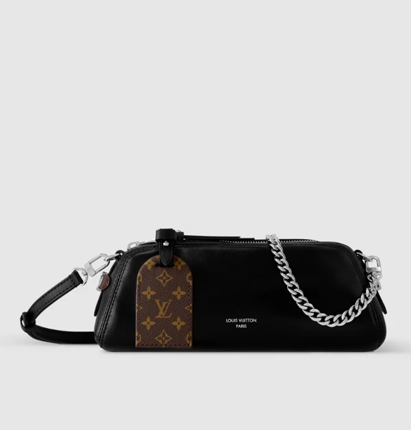 經典的Loius Vuitton「Vibe」包包系列推出了小型的纖長版本,剛剛好的尺寸,成為日、夜都能陪伴的理想包款。柔軟的黑色小羊皮帶著低調光澤,觸感細緻,一上肩就能感受到它的輕盈與質感。