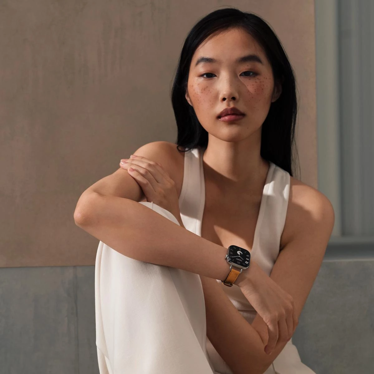 十年合作,Apple Watch Hermès 不只是穿戴科技的巔峰,更是對「時間」概念的重新定義。它讓數位生活多了一份手感的溫度,也讓工藝作品擁有了互動的靈魂。今年的系列,以絲巾印花開場、以金屬鍊節作結,從運動到宴會、從戶外到派對,愛馬仕以一條條錶帶證明:優雅與創新,可以共存於同一秒鐘。