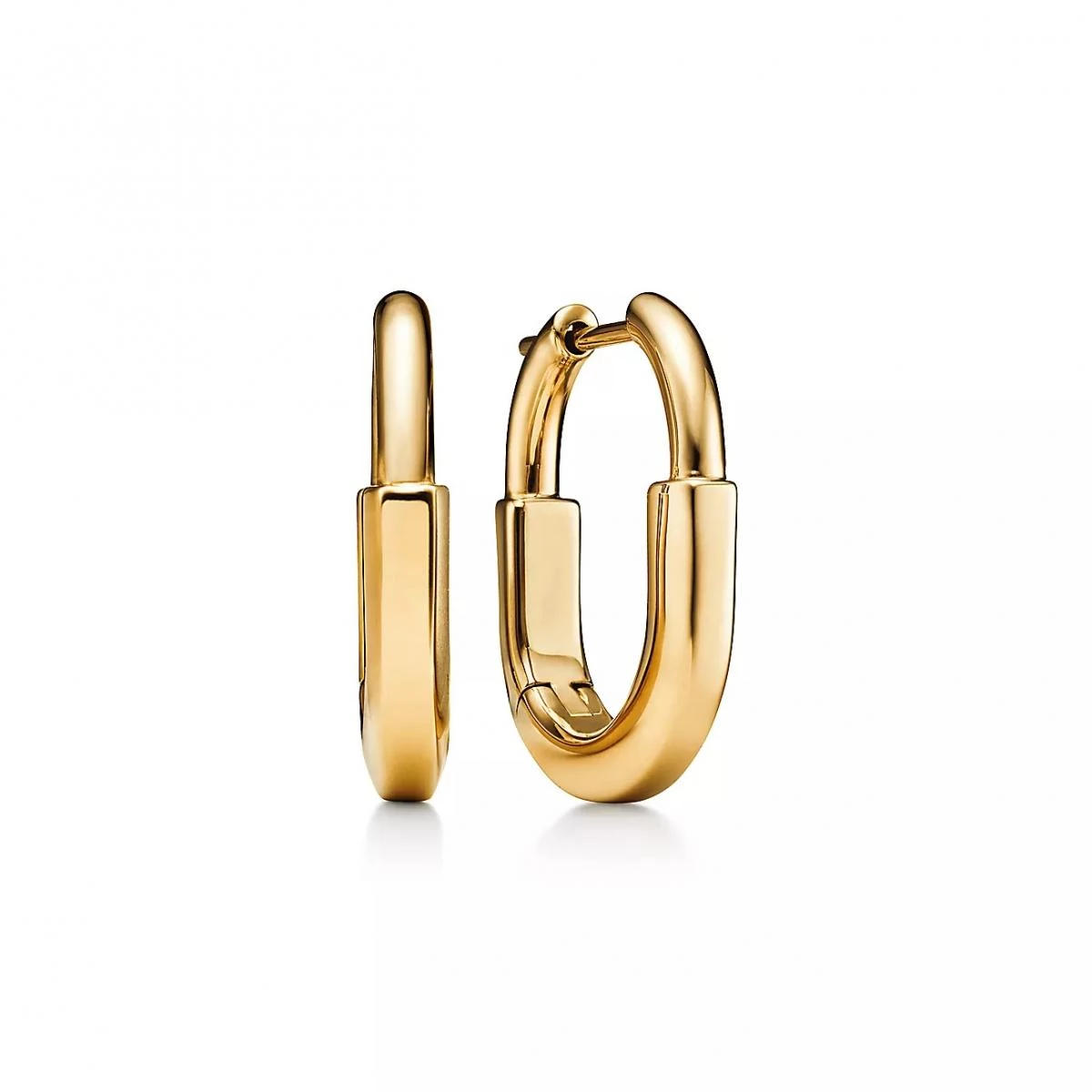 Tiffany Lock 以「守護」為名,靈感源自品牌1883年的古董掛鎖。18K黃金打造的圓弧造型圓潤而俐落,象徵情感間的緊密連結。簡潔的鉸鏈開合設計,讓配戴成為一種流暢的儀式感。它能單獨佩戴,也能與其他 Lock 系列混搭,從日常到正式場合都恰到好處,詮釋「Less is More」的紐約極簡精神。