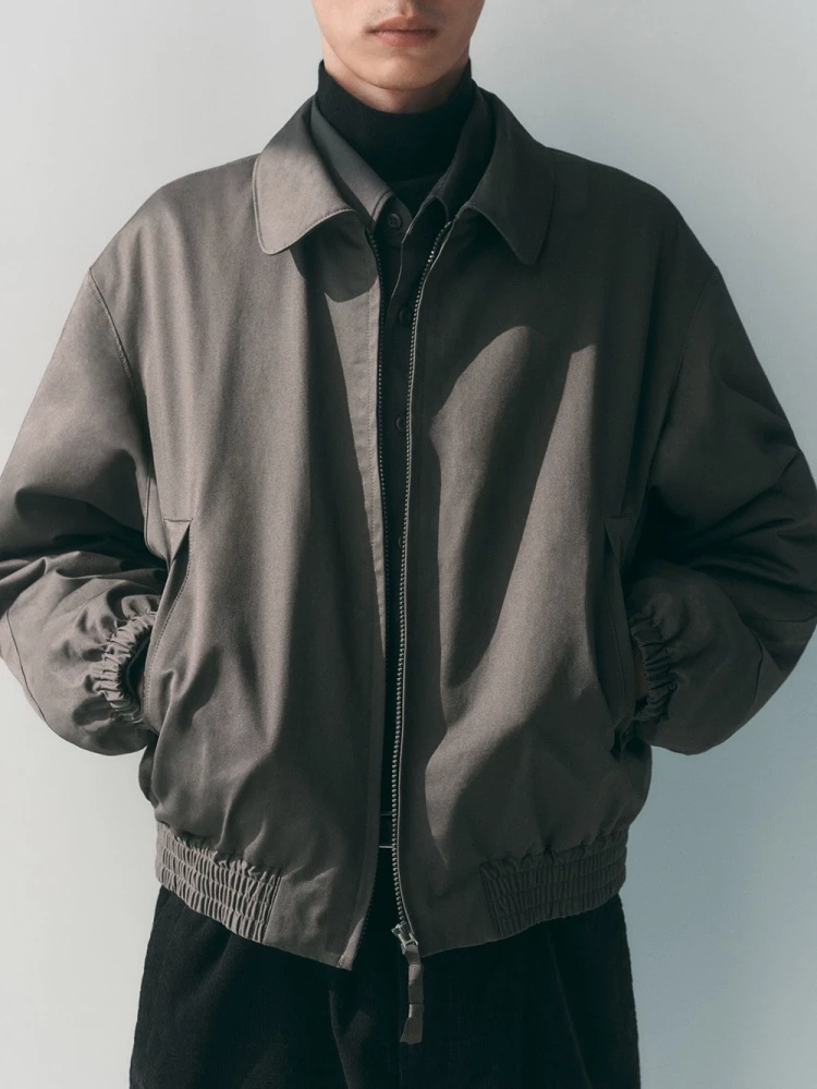 這款「Pufftech輕暖科技布勞森外套」採用Uniqlo最新研發的纖維，中空纖維細度僅為髮絲的1/5，能牢牢鎖住空氣保暖，內裡使用防棉絮外露的尼龍布料，觸感滑順不悶熱，輕盈蓬鬆卻保暖力驚人，是羽絨外套之外的最佳替代選擇。