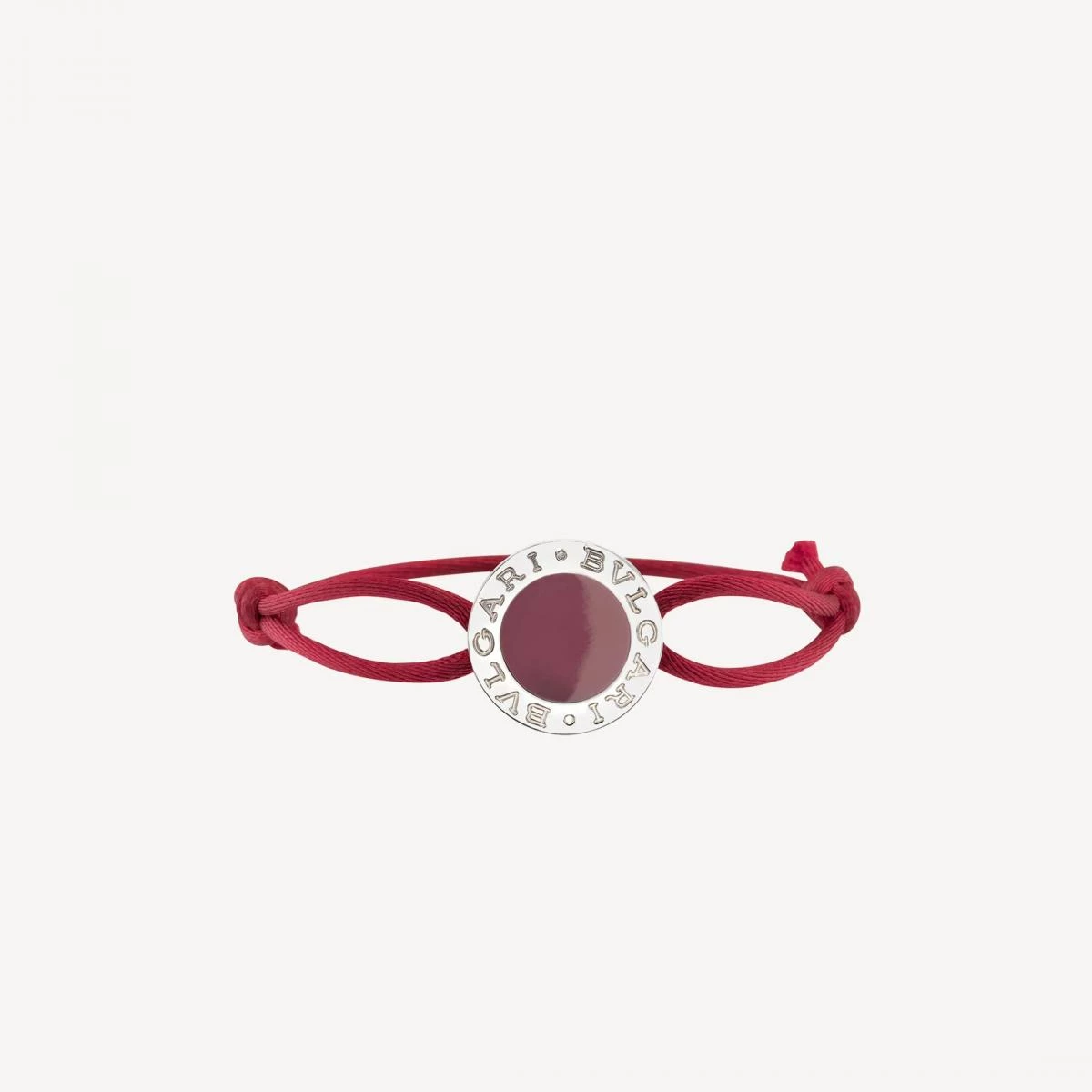 Bvlgari 一向擅長把「名字」本身化為設計核心。Bvlgari Bvlgari 手環延續羅馬古幣的圓環輪廓,純銀雙品牌標誌圍繞中央紅色琺瑯,結構簡潔卻極具識別度。這不是情感導向的紅繩,而是一種態度型選擇。不談承諾,也不過度浪漫,而是明確、直接地宣示風格立場。可調式紅繩設計讓佩戴不分性別,也不挑手型,單戴俐落,疊戴有層次。對於想入手第一條精品紅繩的人來說,它是一個安全卻不無聊的選擇,既有品牌重量,也保有日常感。