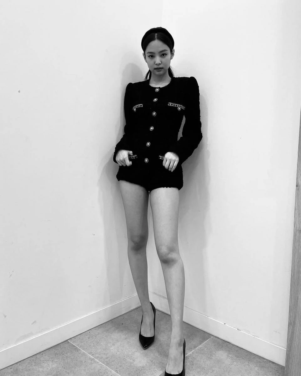 代表簡約風格的黑與白，一直是香奈兒女士設計中最愛的色彩，因此在挑選斜紋軟呢外套時，黑白色兩色一向是許多人的首選。