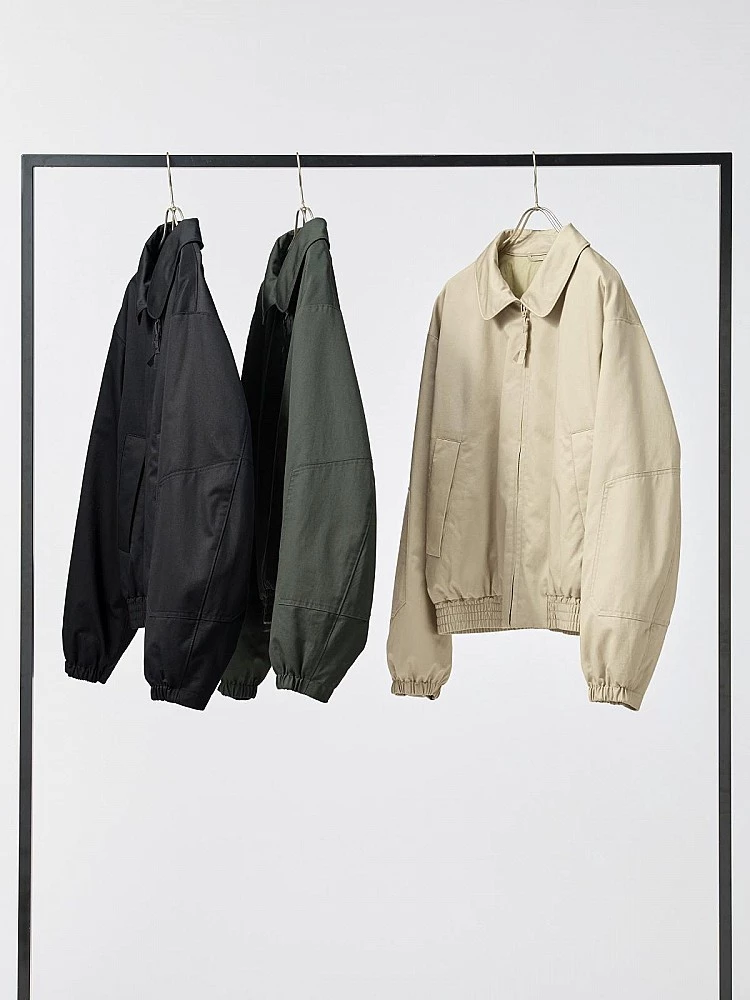 Uniqlo「Pufftech輕暖科技布勞森外套」目前已於全台指定門市與官方網站開賣，售價NT$2,490，共推出黑、米、橄欖綠三色。從通勤族、學生到喜歡輕戶外風格的人都適合入手。若想和許光漢同款「包色」穿起來，現在就得手刀搶購！