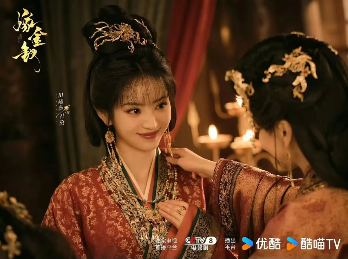 《嫁金釵》之所以開播後順利掀起討論,除了高顏值的男女主角與新鮮的 CP 感,一人分飾兩角、先婚後愛、豪門宅鬥與家族權謀...等熱門元素更是一樣都沒少,加上魏嬈並不是傳統甜妹女主角,她會隱忍、觀察、布局,最終一步步逆襲成為國公府少夫人;陸濯也不是無所不能的救世主,兩人必須先建立信任、理解彼此的處境,才能真正成為夥伴,因此當這兩個有傷痕的人一起與命運對抗,也讓這部劇多了不同的情感層次。